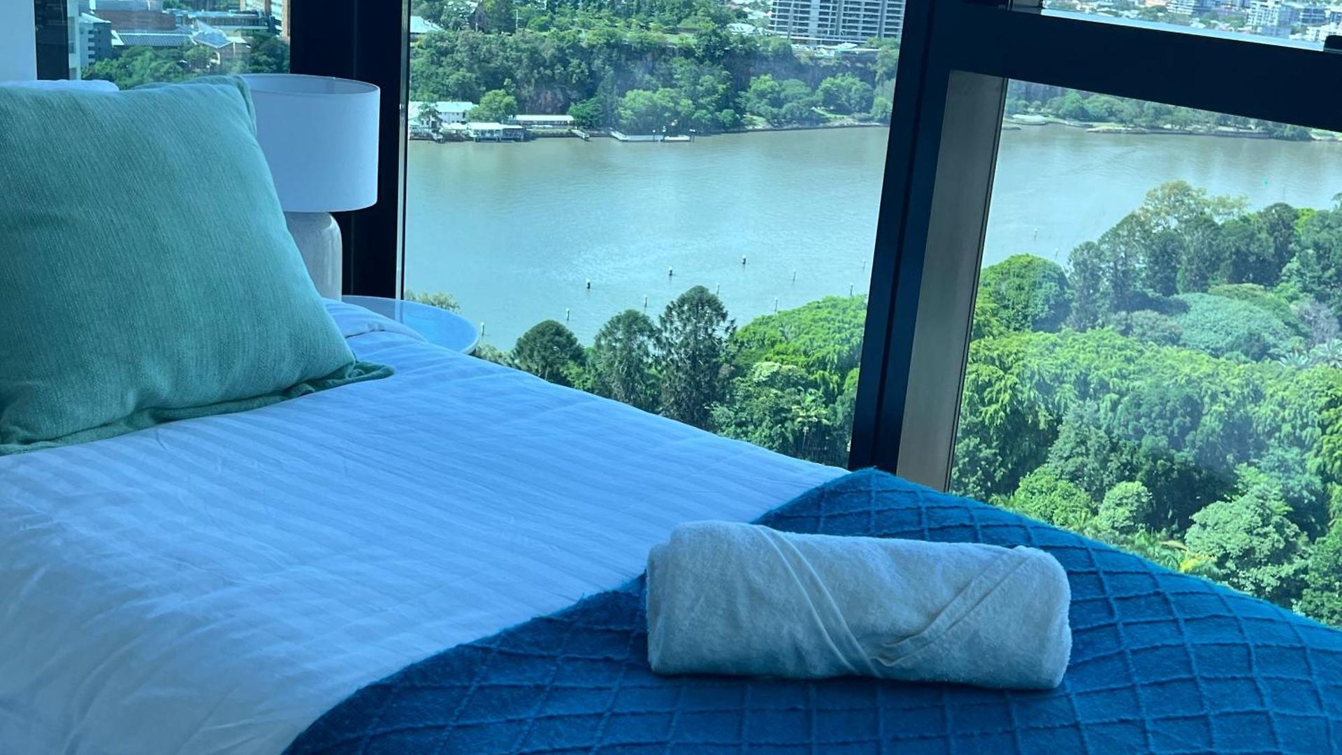 A Gallery In The Sky! Balcony, Pool And Parking At Skytower Level 33 Views In Brisbane!