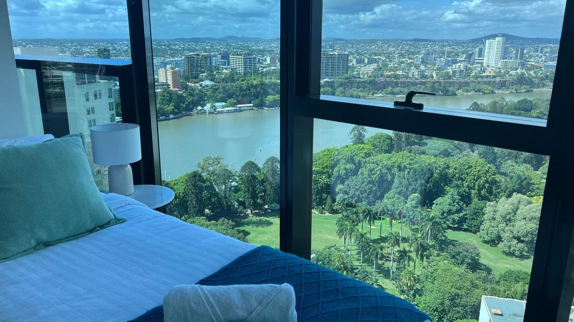 A Gallery In The Sky! Balcony, Pool And Parking At Skytower Level 33 Views In Brisbane! Apartment Brisbane