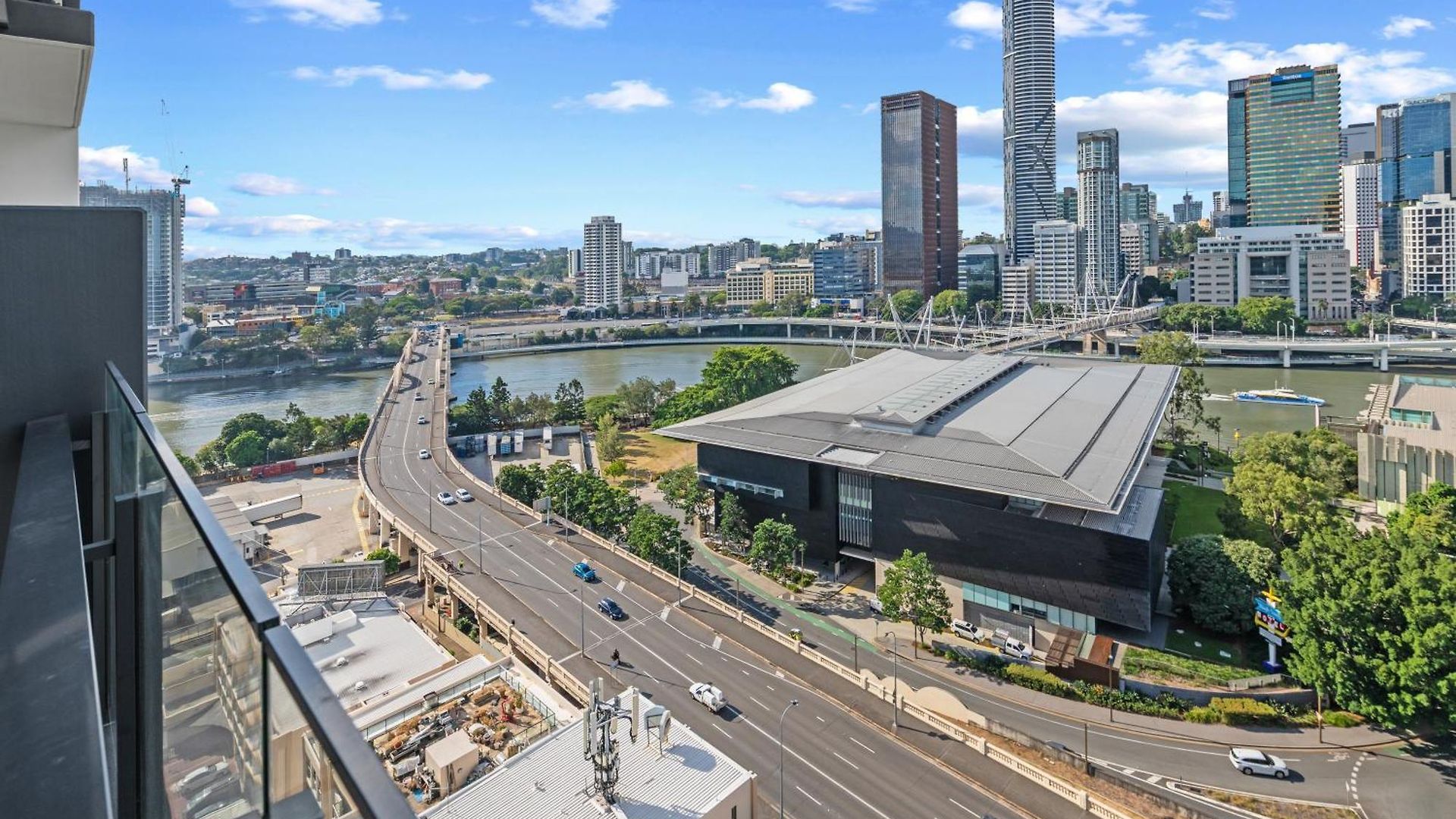 Modern 2br With River View & Free Parking! *