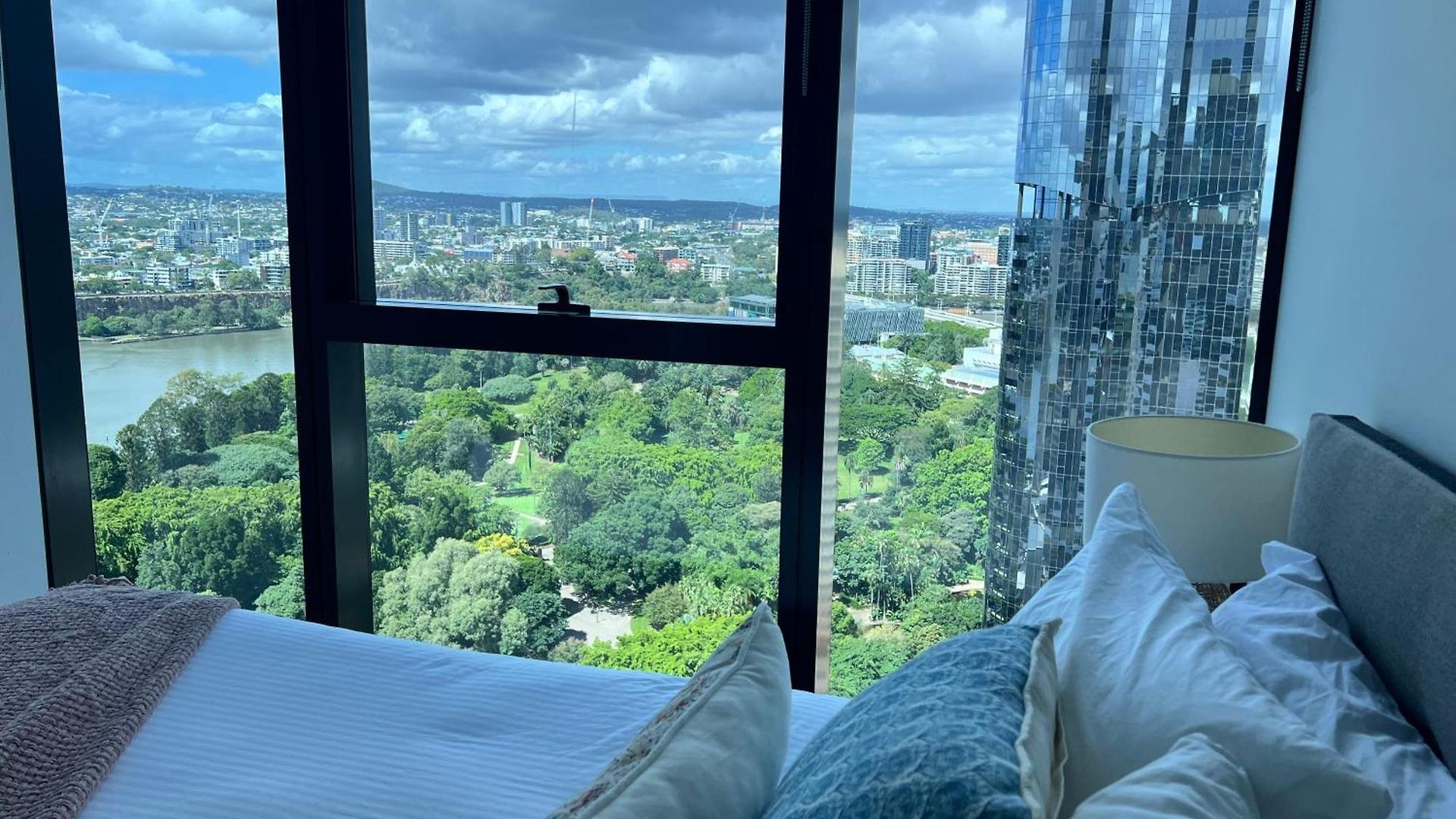 A Gallery In The Sky! Balcony, Pool And Parking At Skytower Level 33 Views In Brisbane! Apartment *