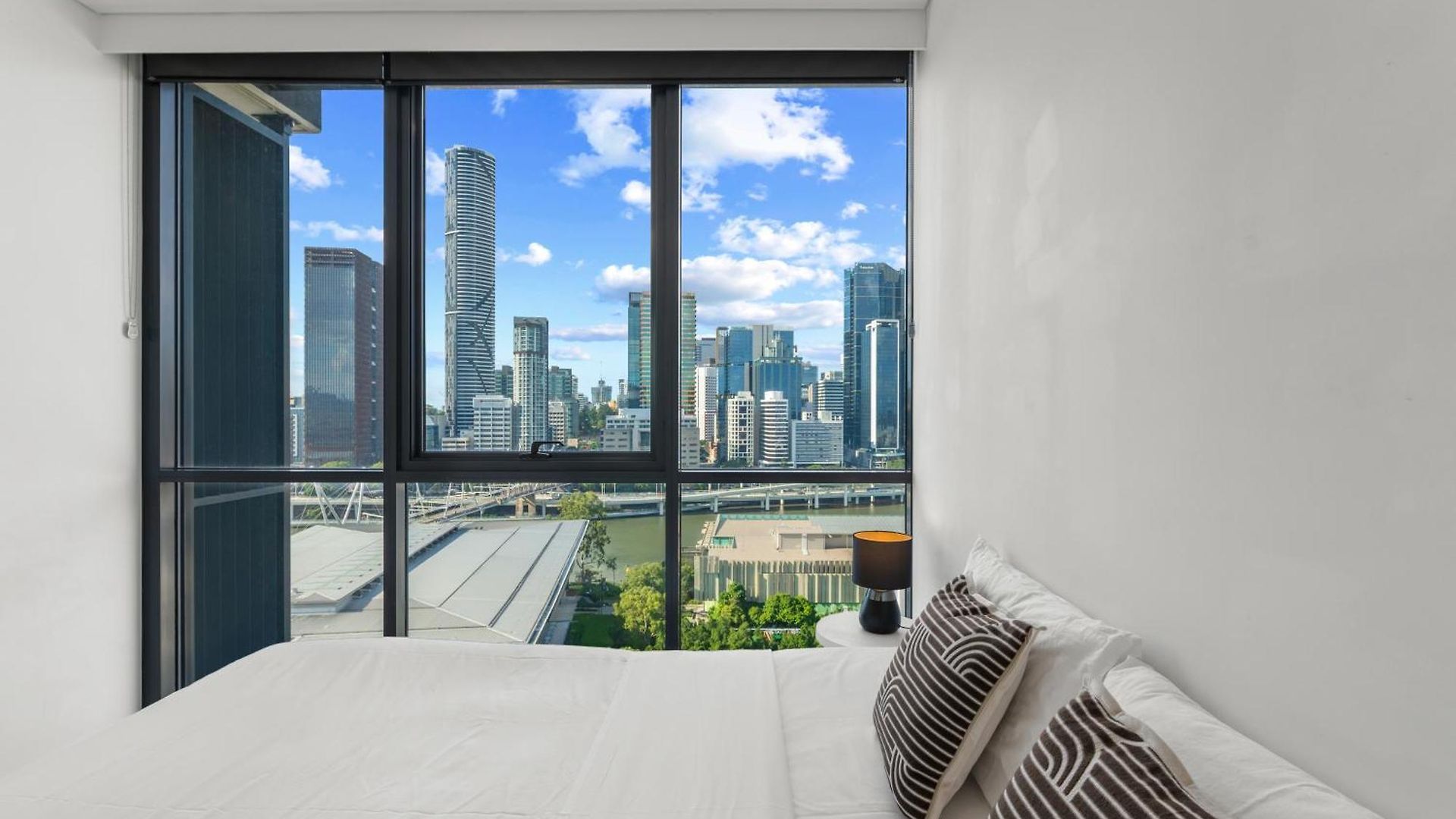 Modern 2br With River View & Free Parking! Brisbane