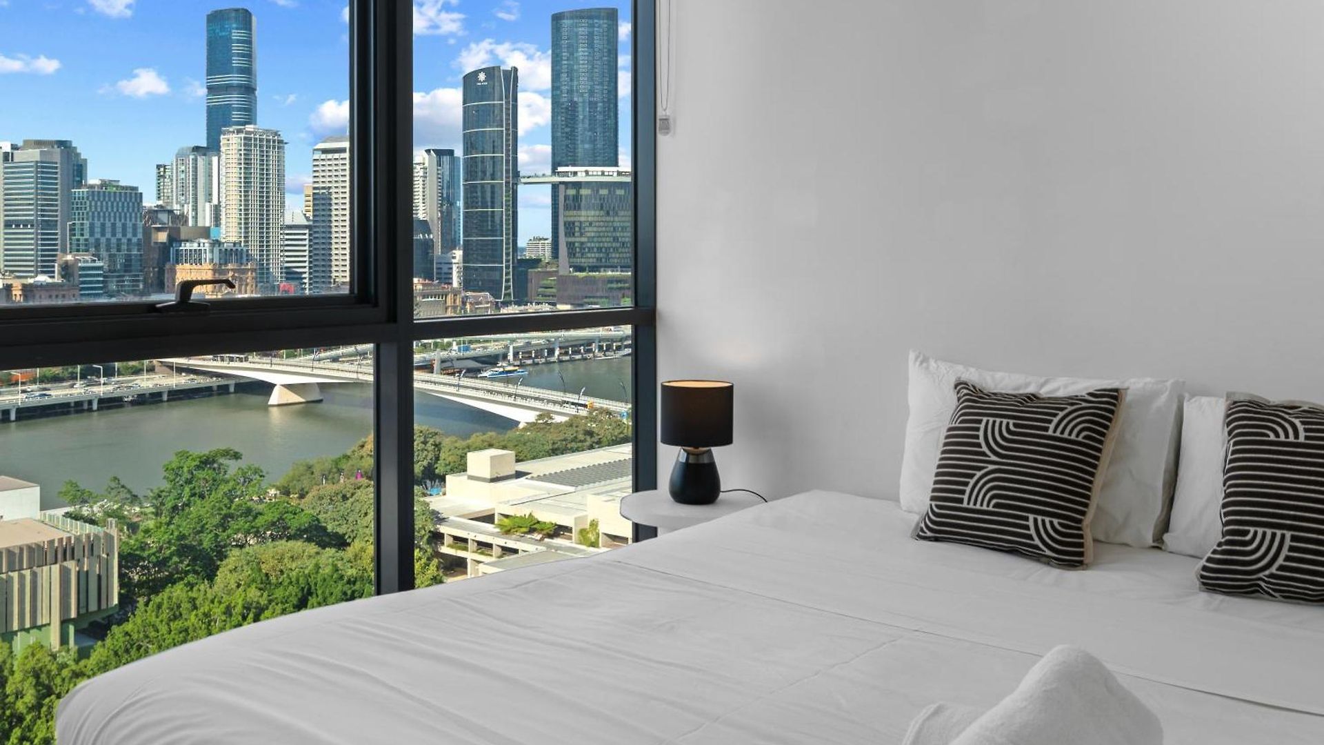Modern 2br With River View & Free Parking! Apartment *