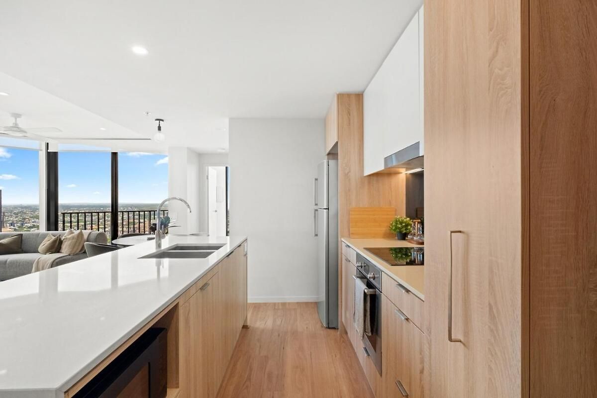 The Story - 2bed-2bath-2car-pool-views - Cbd *