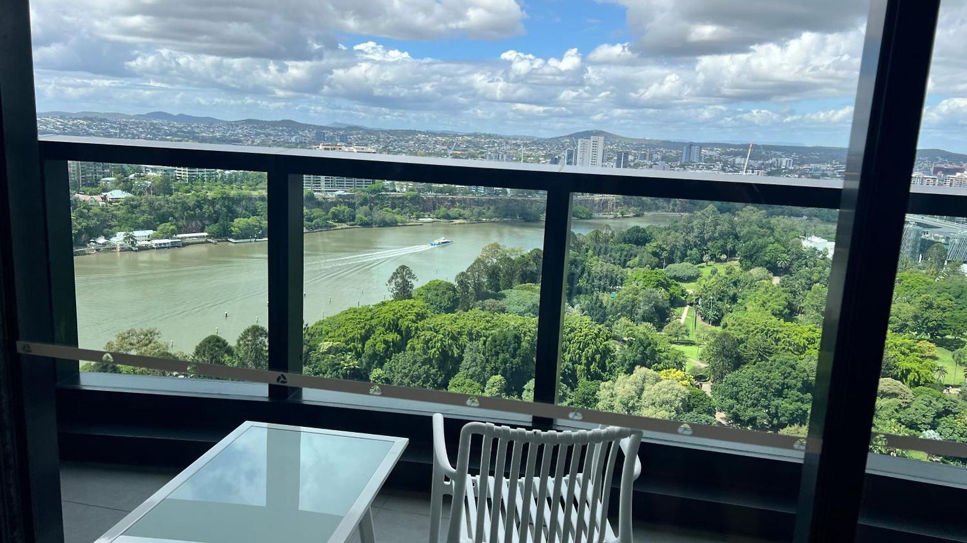 A Gallery In The Sky! Balcony, Pool And Parking At Skytower Level 33 Views In Brisbane! Apartment