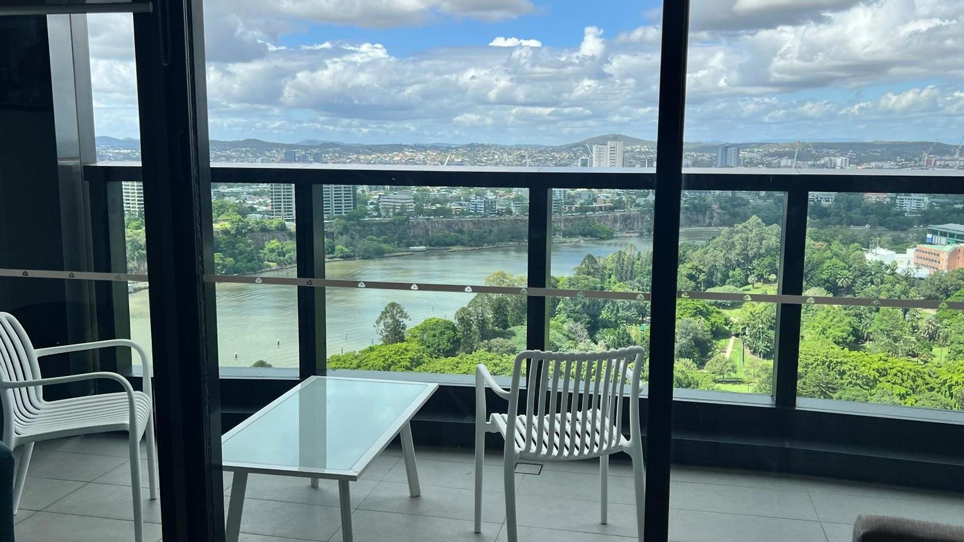A Gallery In The Sky! Balcony, Pool And Parking At Skytower Level 33 Views In Brisbane! * Brisbane