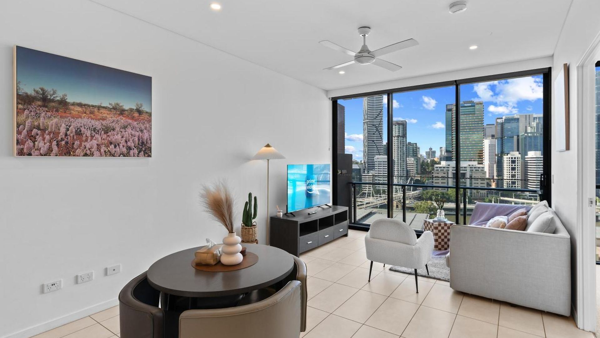 Apartment Modern 2br With River View & Free Parking!