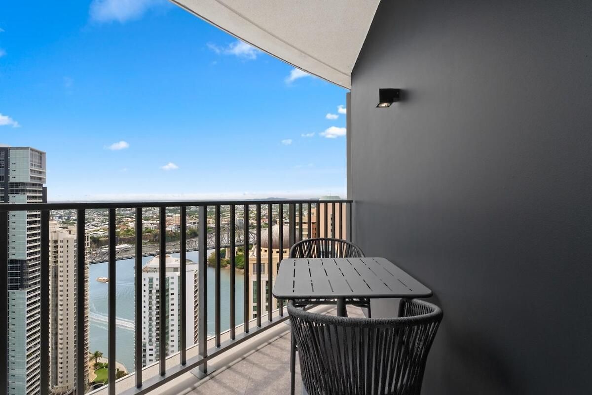 The Story - 2bed-2bath-2car-pool-views - Cbd Apartment *