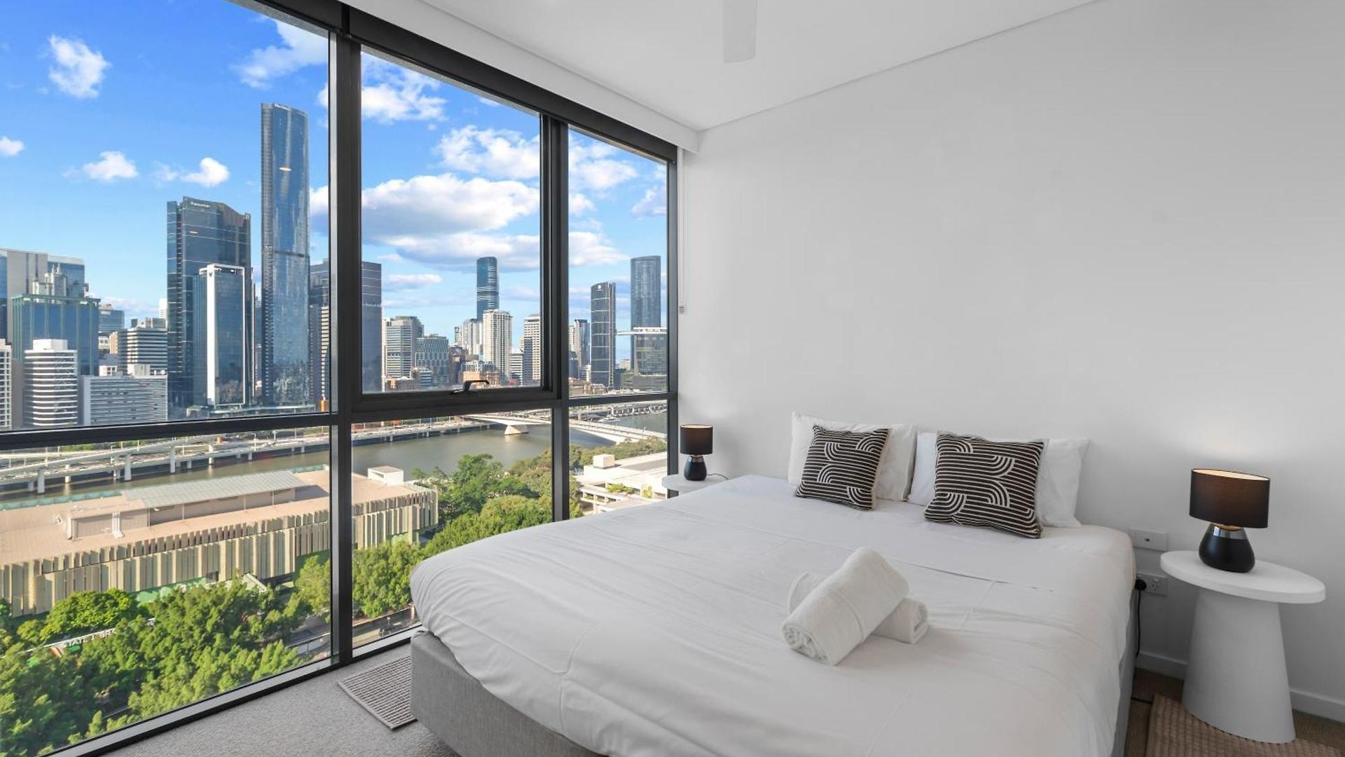 Apartment Modern 2br With River View & Free Parking!