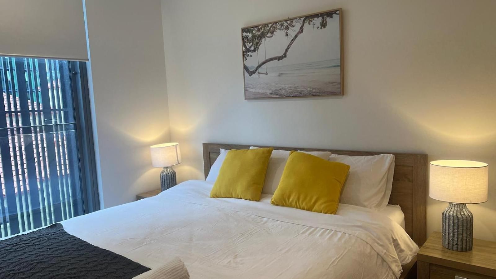 Lux Style Spacious 2 Bed 2 Bath Apt, Pool , Parking *