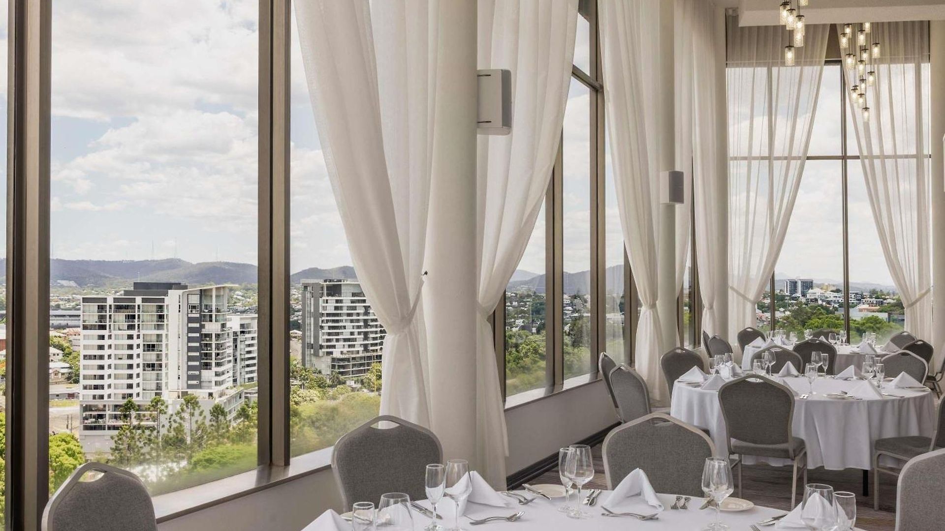 Mercure Spring Hill 4*