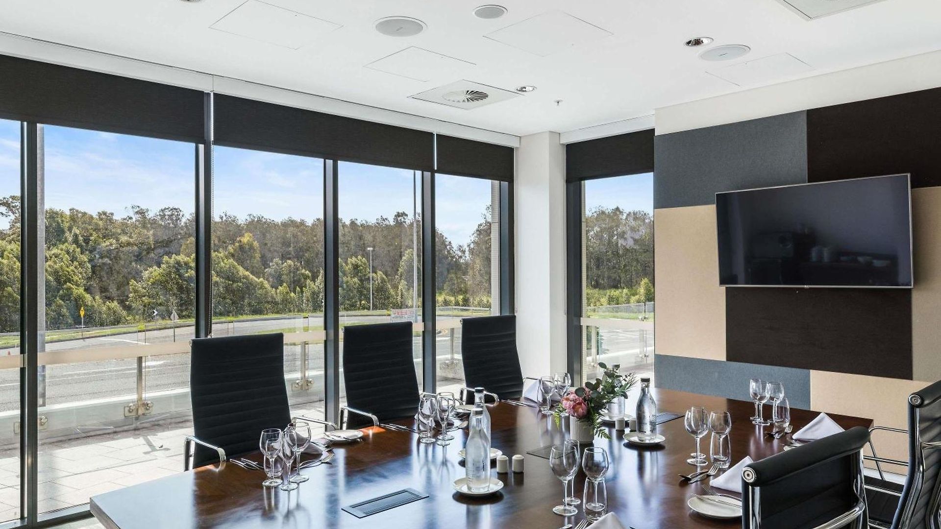 Pullman Airport Hotel 5*
