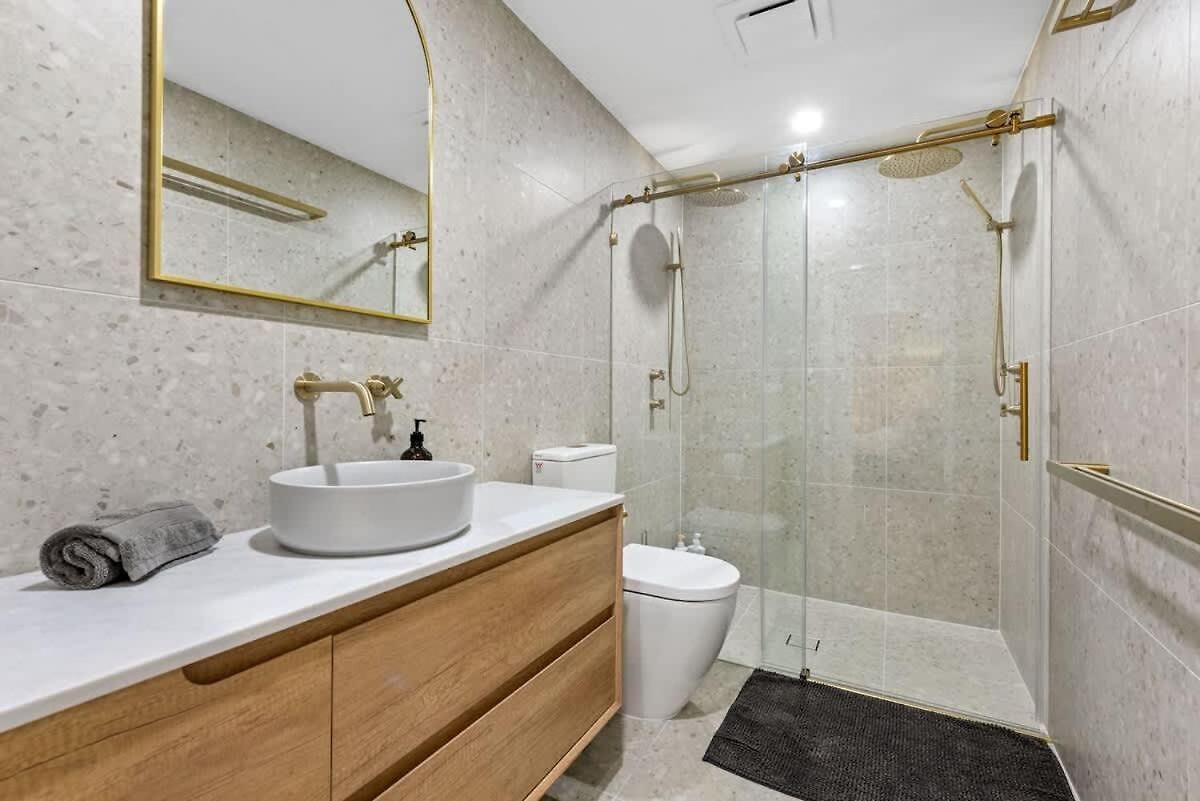 Hidden Oasis! 2bed/2bath/1car ~ 5mins To Cbd Apartment