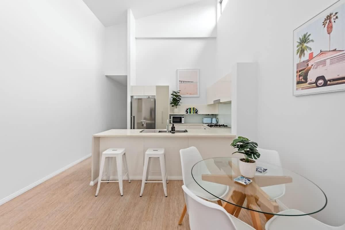 Hidden Oasis! 2bed/2bath/1car ~ 5mins To Cbd Apartment