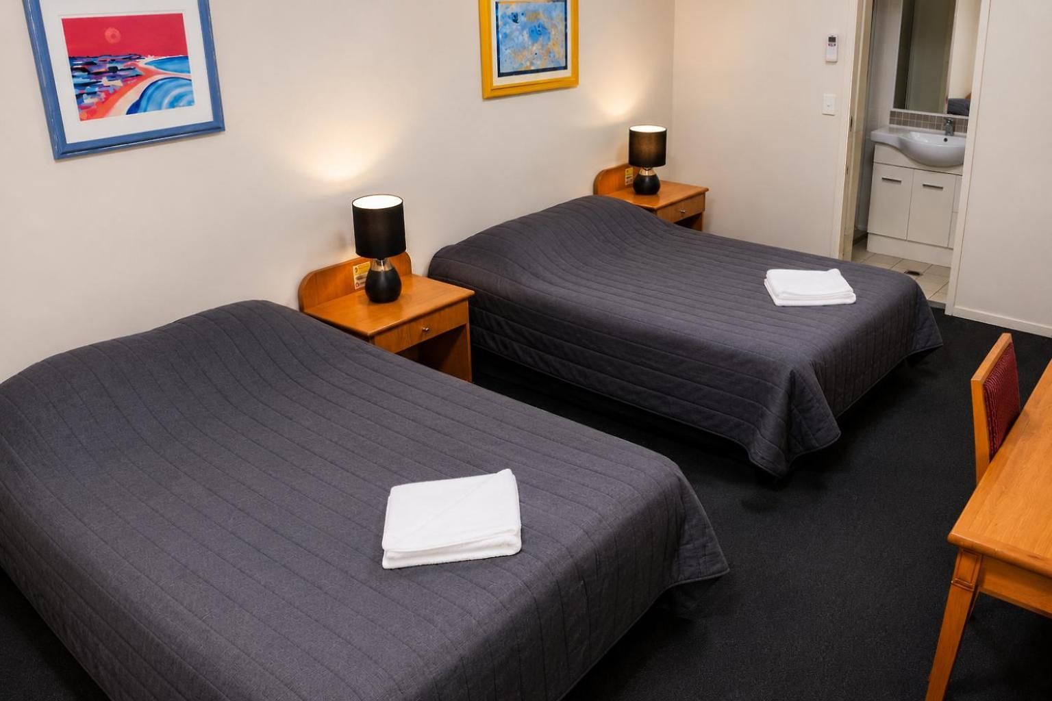 Queensport Hotel Motel
