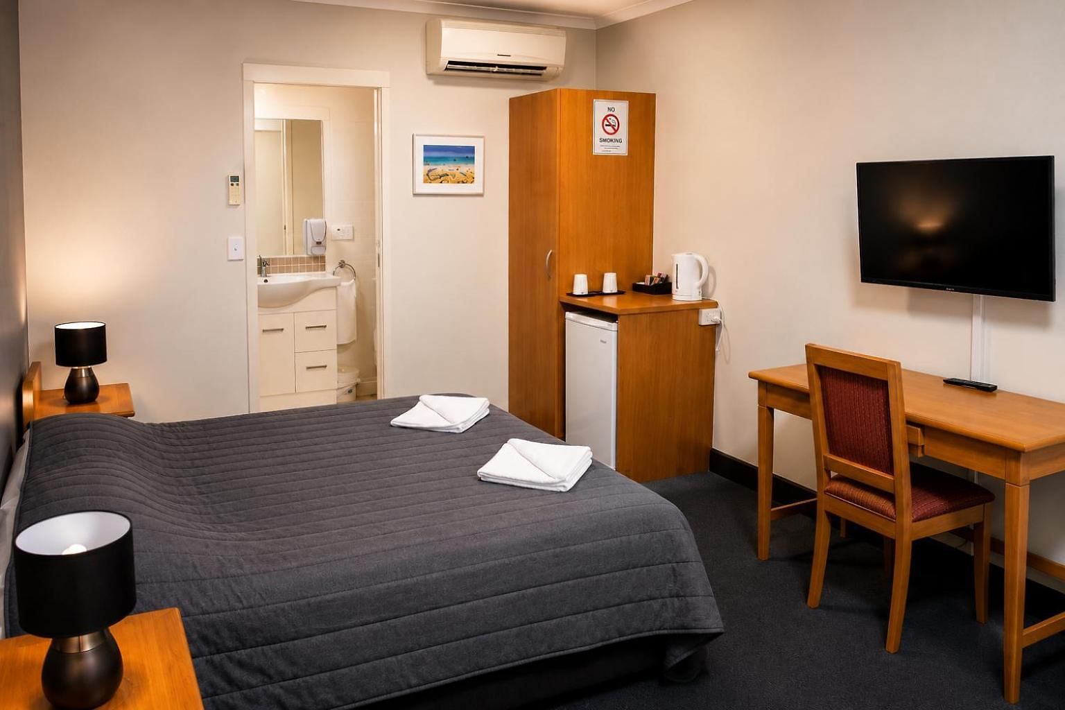 Queensport Hotel Motel 4*
