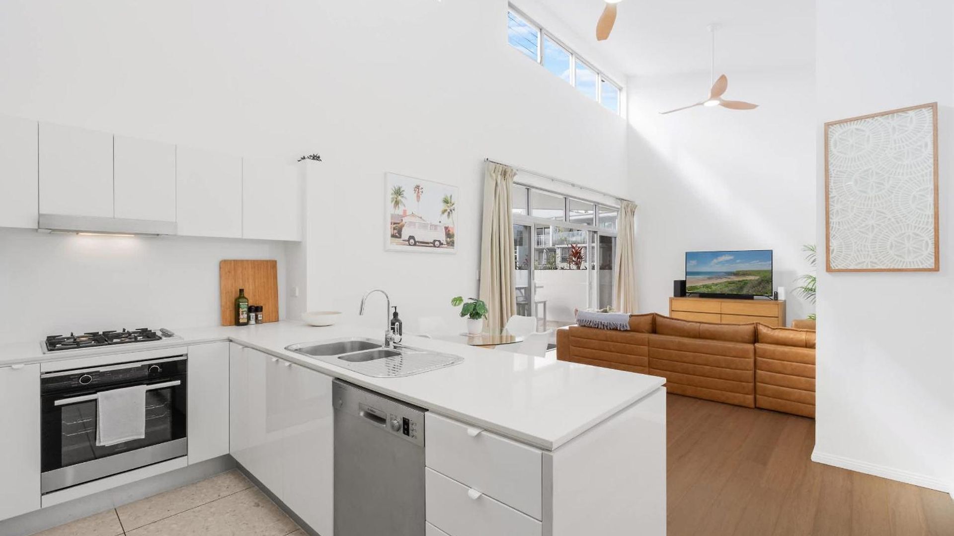 Hidden Oasis! 2bed/2bath/1car ~ 5mins To Cbd *