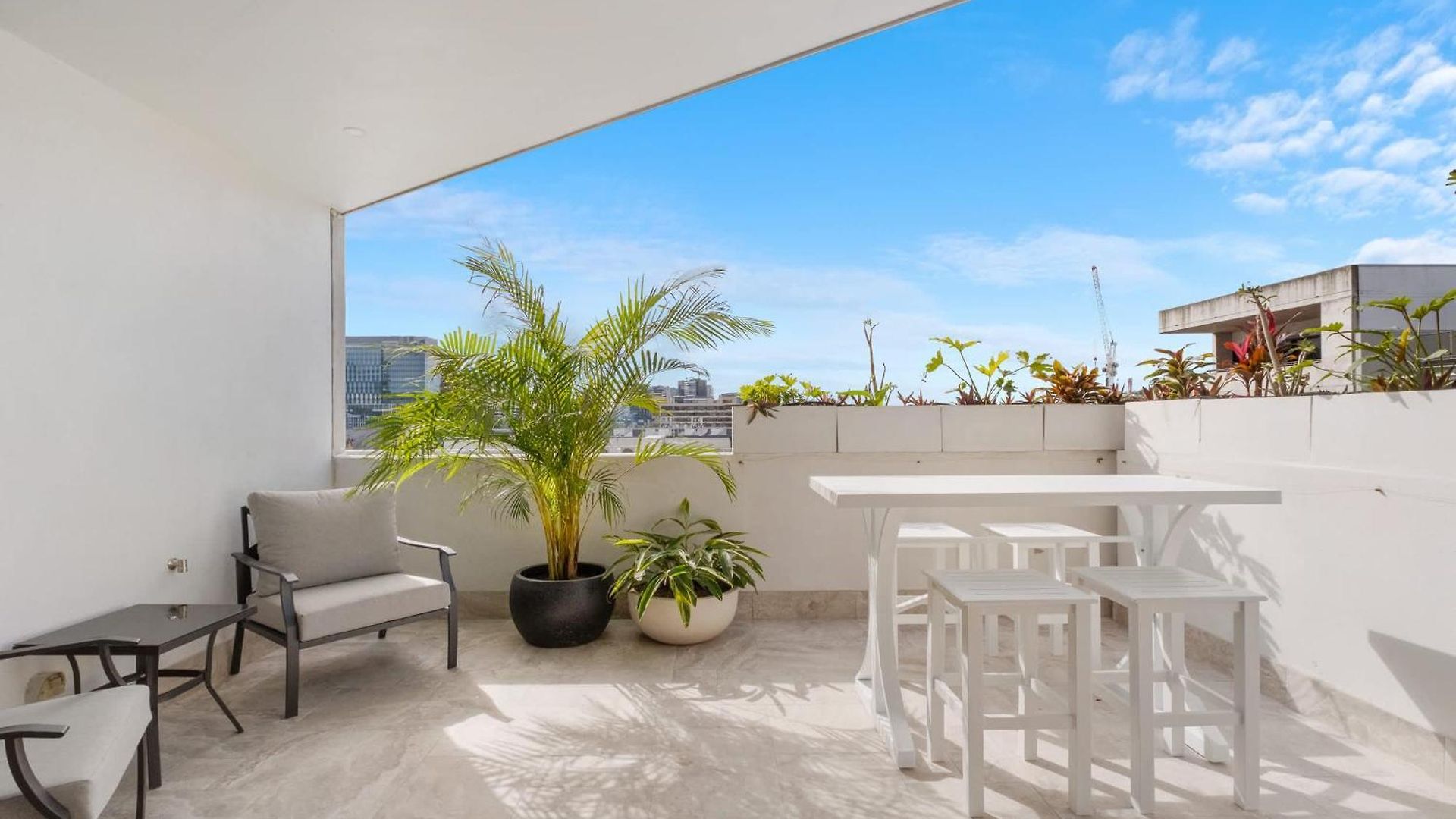 Hidden Oasis! 2bed/2bath/1car ~ 5mins To Cbd