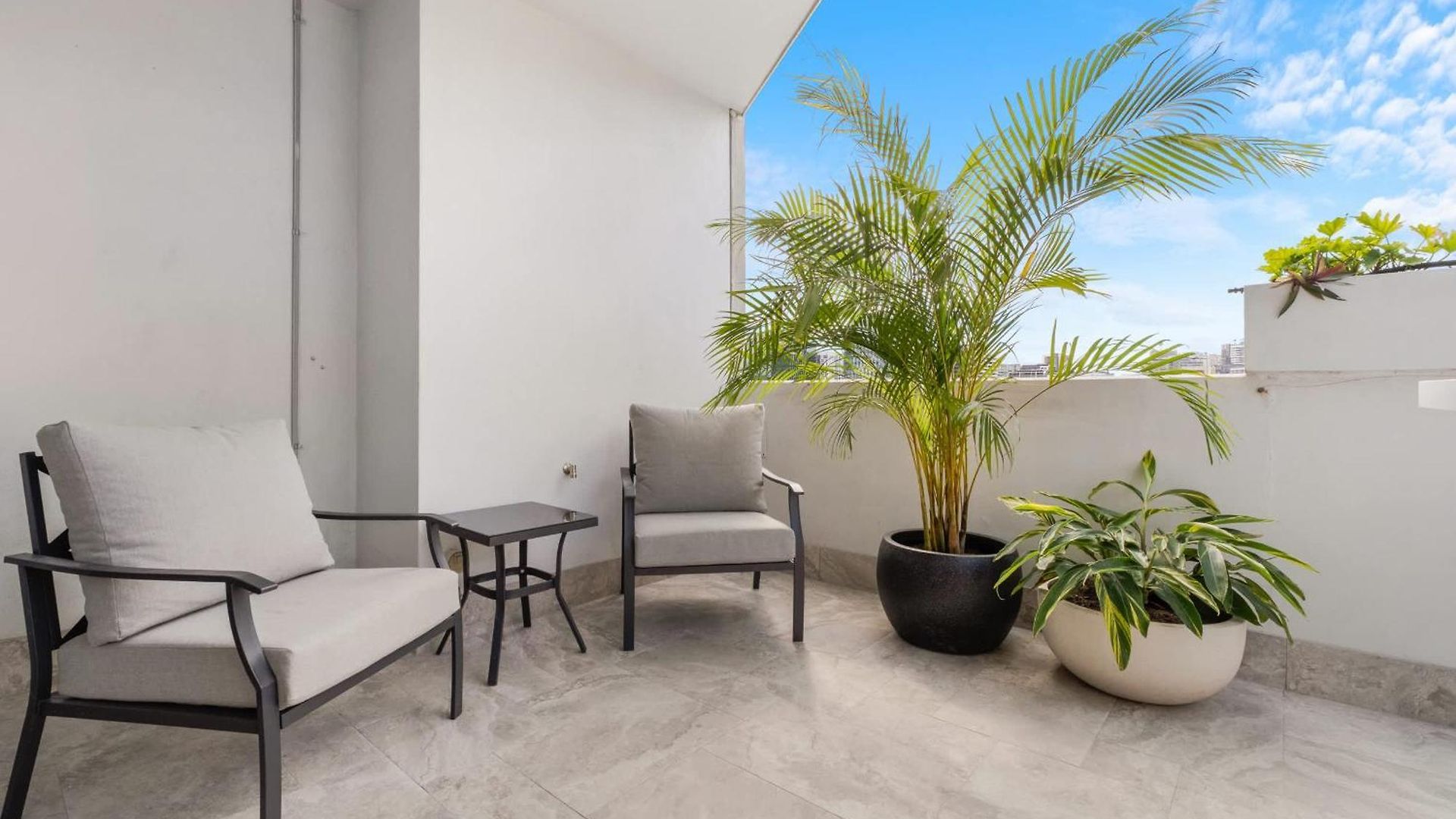 Apartment Hidden Oasis! 2bed/2bath/1car ~ 5mins To Cbd