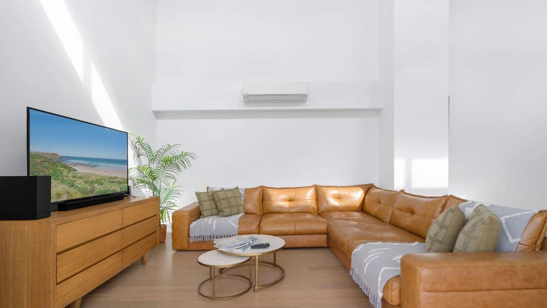 Hidden Oasis! 2bed/2bath/1car ~ 5mins To Cbd *