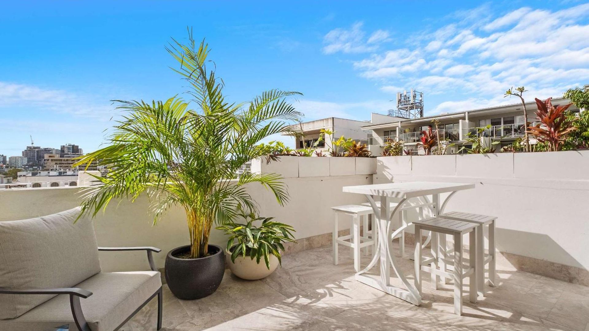 Hidden Oasis! 2bed/2bath/1car ~ 5mins To Cbd Apartment Brisbane