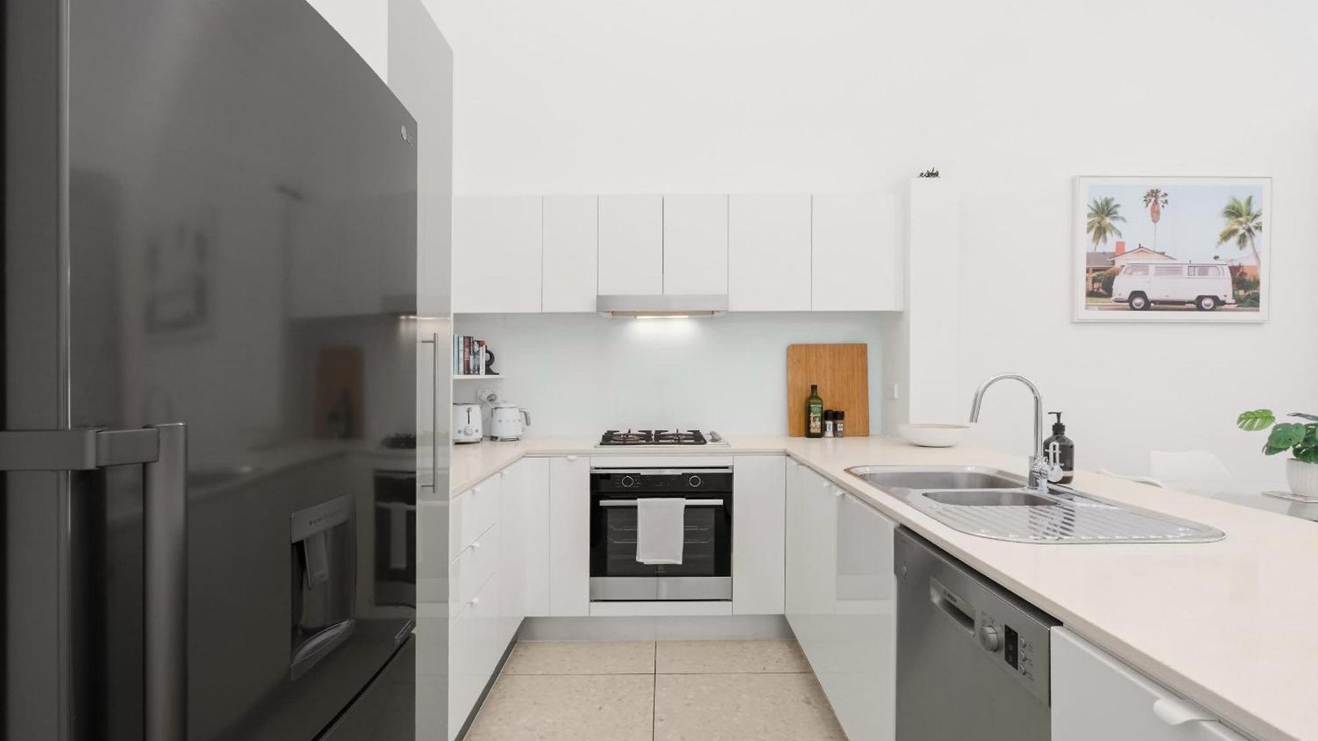Hidden Oasis! 2bed/2bath/1car ~ 5mins To Cbd Apartment *