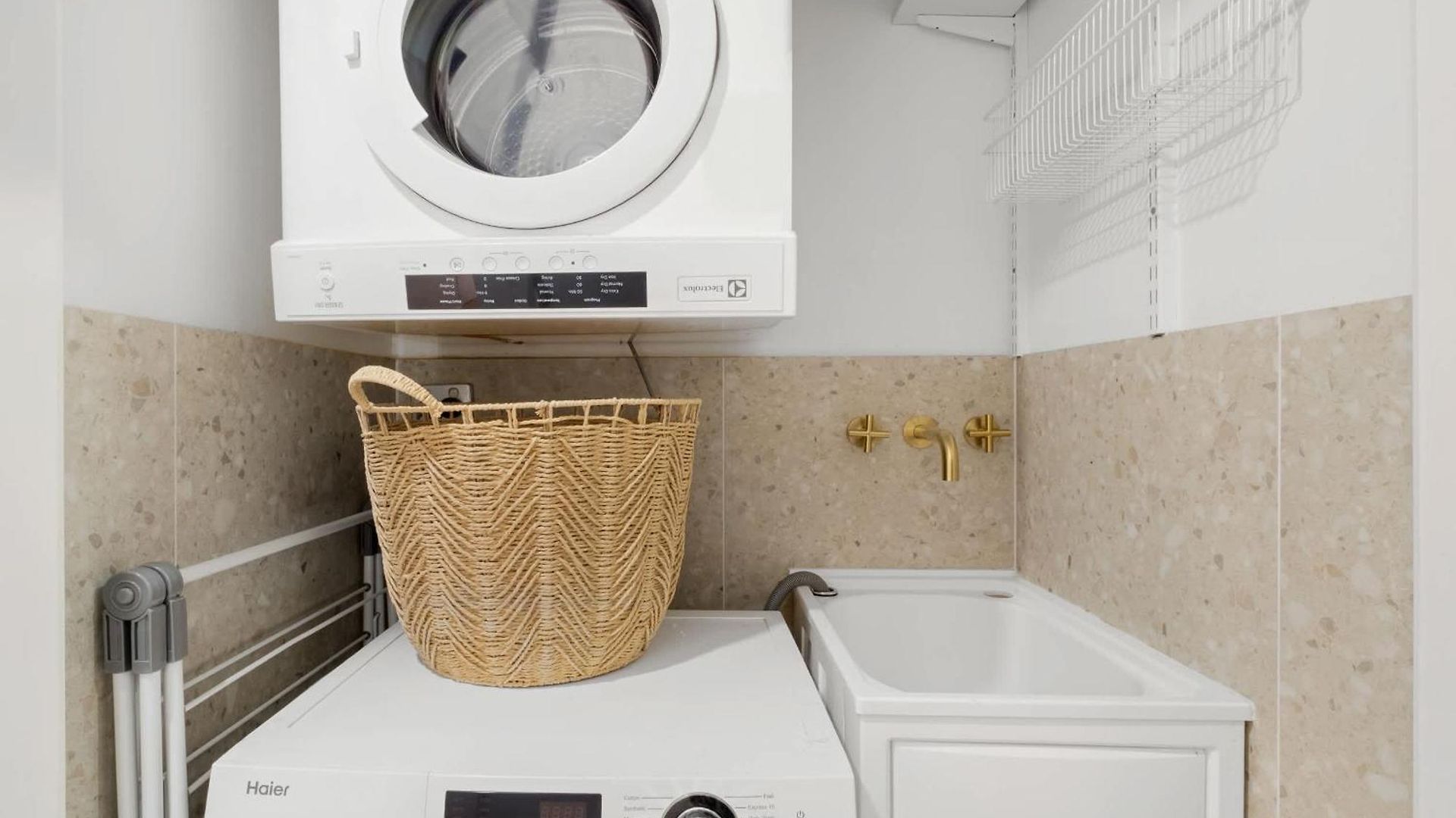 Hidden Oasis! 2bed/2bath/1car ~ 5mins To Cbd Apartment Brisbane