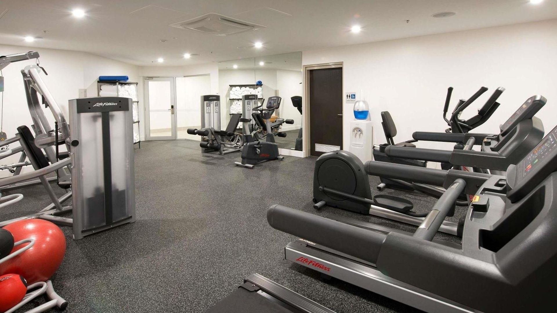 Hotel Pullman Airport 5*