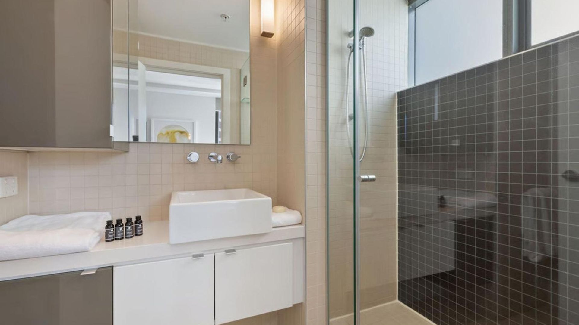 Quattro On Astor Aparthotel 4*