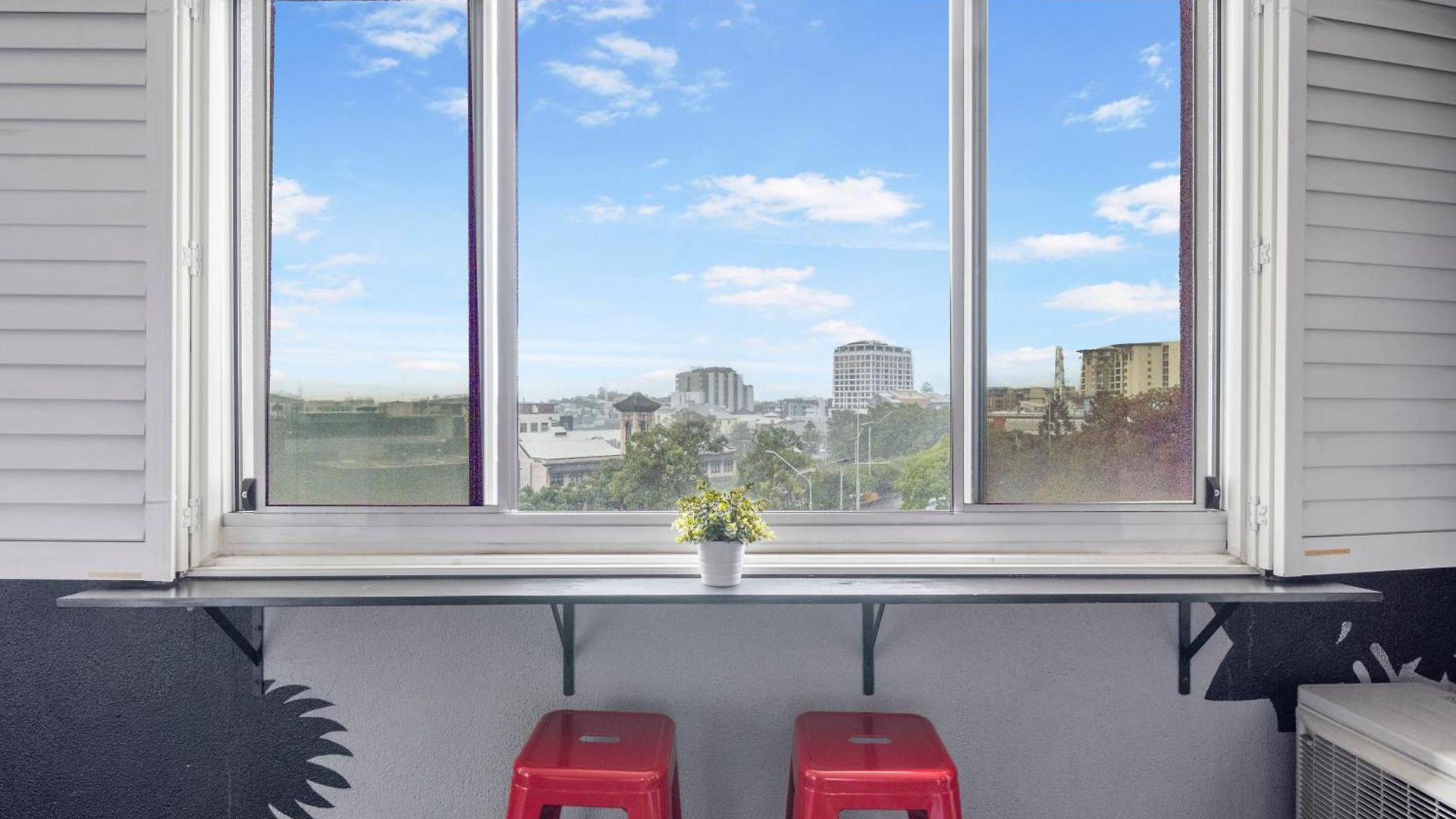 Retro Chic Vibes, Tropical Pool & Prime Location Brisbane