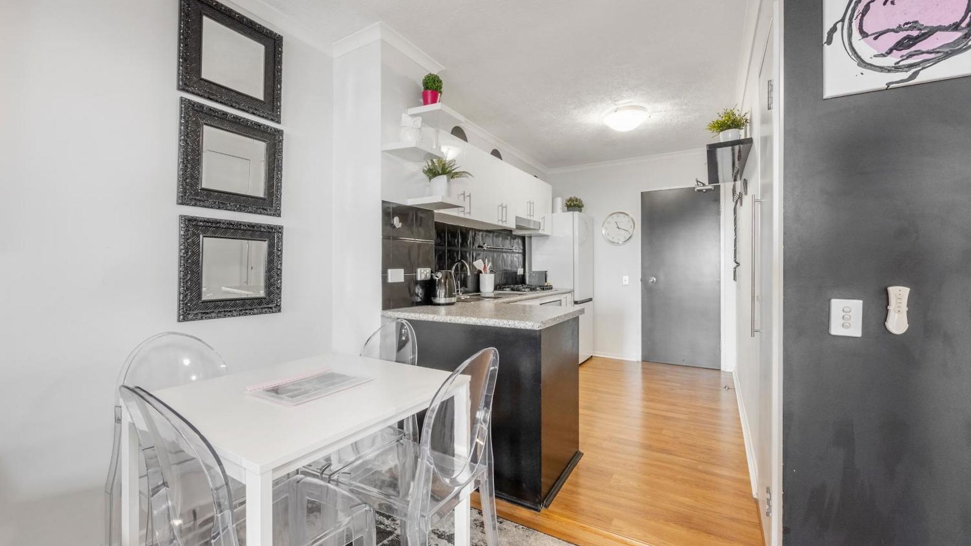 Retro Chic Vibes, Tropical Pool & Prime Location * Brisbane