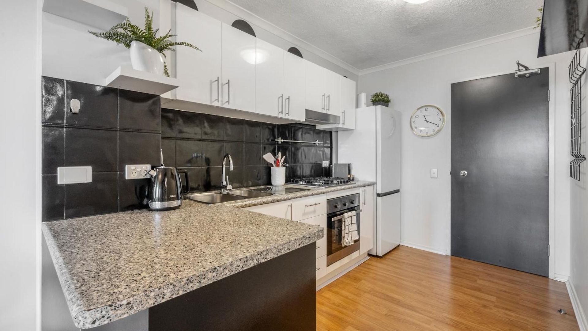 Retro Chic Vibes, Tropical Pool & Prime Location Brisbane