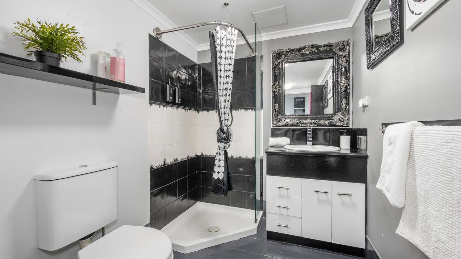 Retro Chic Vibes, Tropical Pool & Prime Location Brisbane