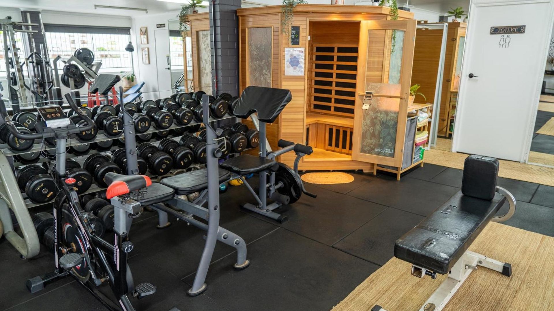 Hot Tub, Ice Bath, Gym, Sauna, Pool Table Coorparoo Haven Homestay Brisbane