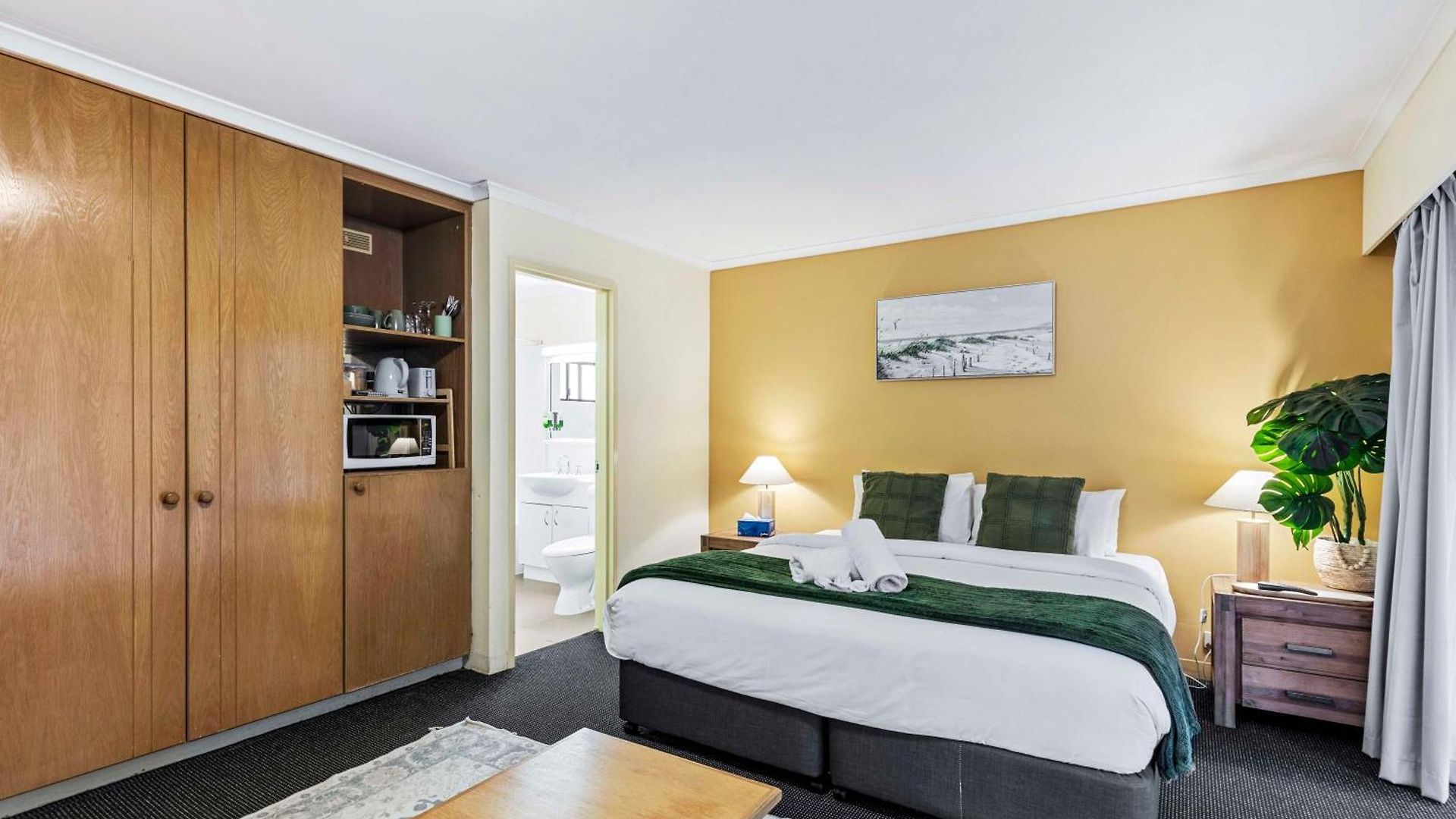 Leafy Retreat Near Shops Motorway Access By Custom Hosting Hotel