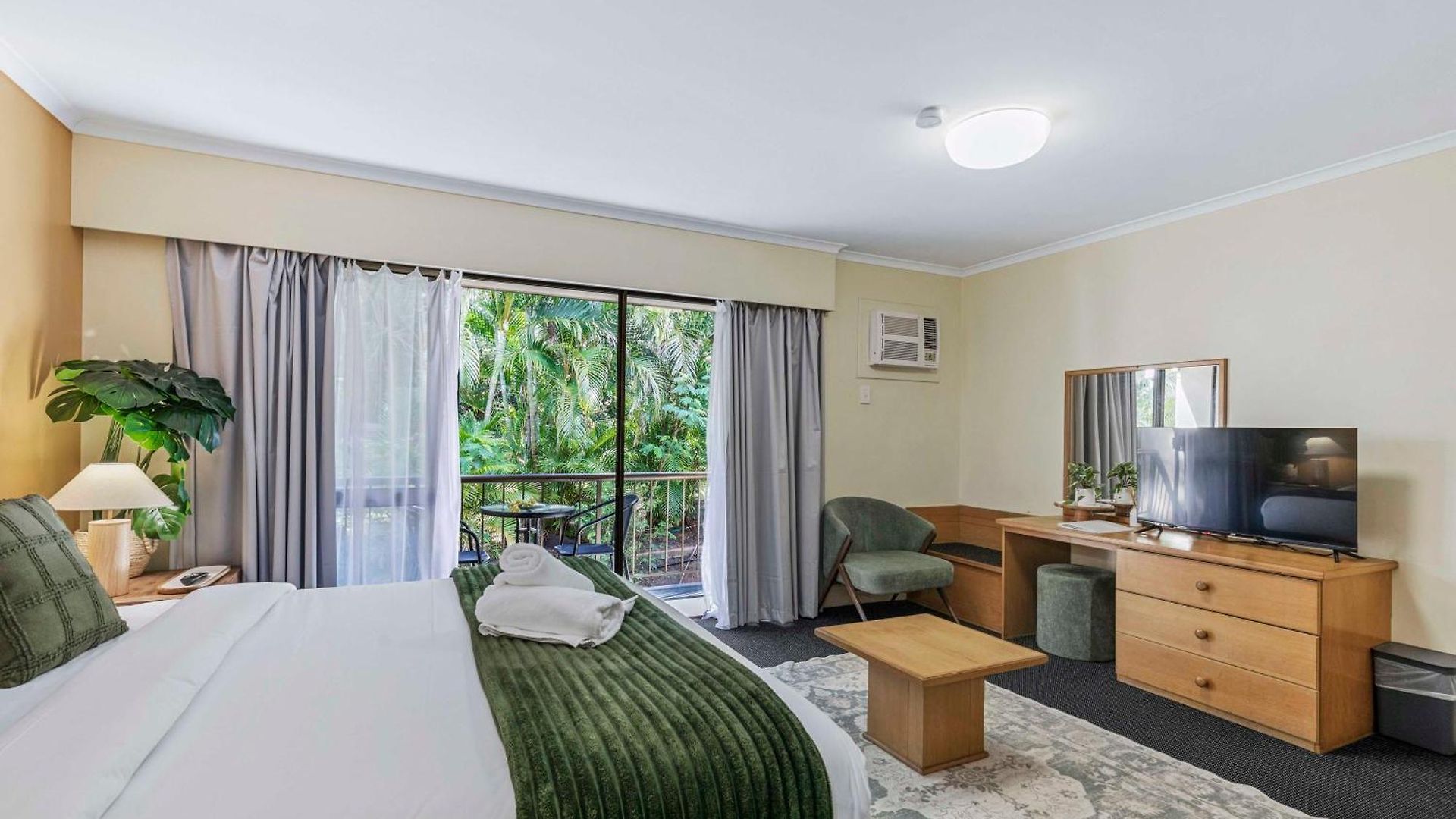 Hotel Leafy Retreat Near Shops Motorway Access By Custom Hosting *