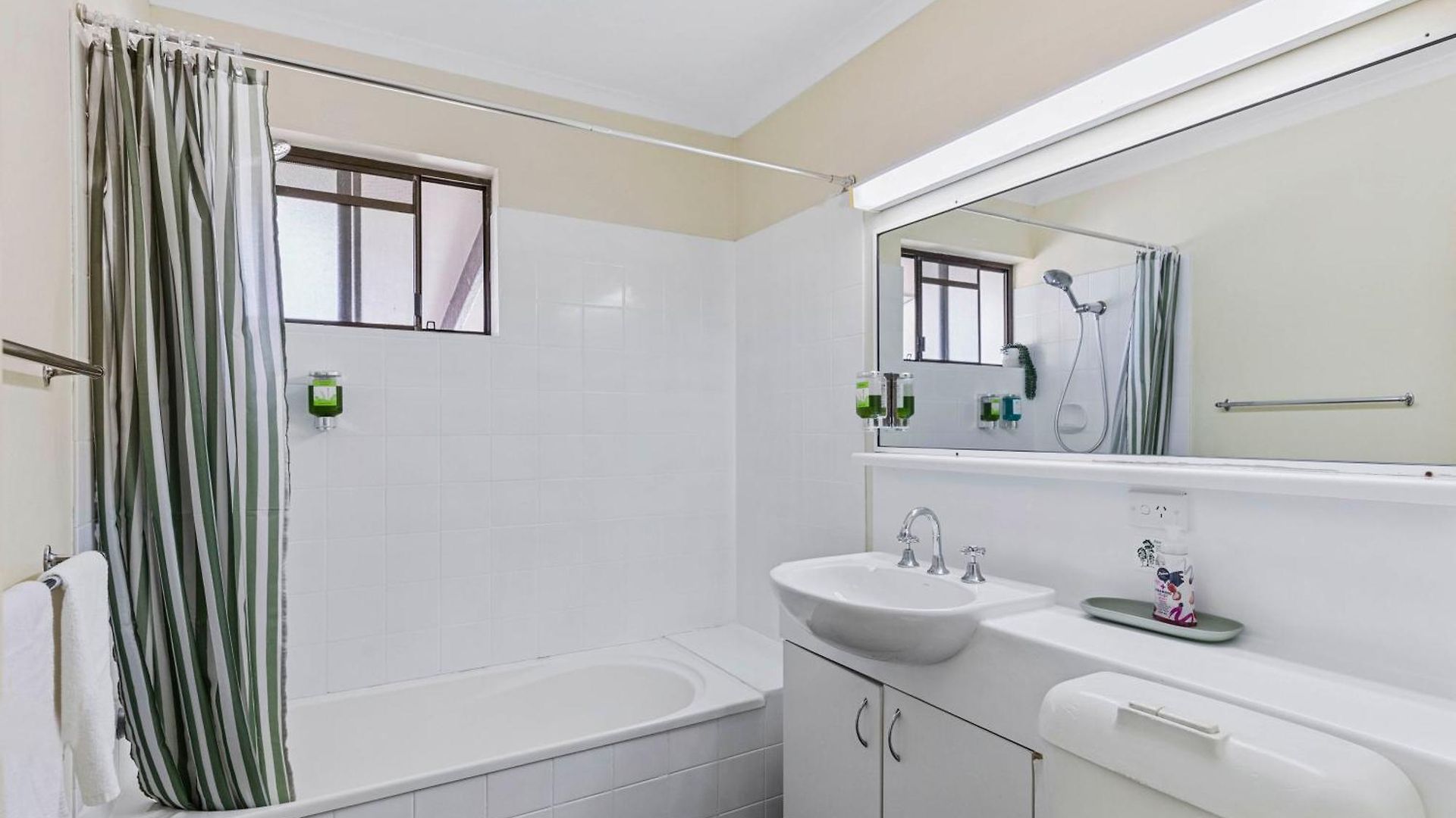 Leafy Retreat Near Shops Motorway Access By Custom Hosting * Brisbane