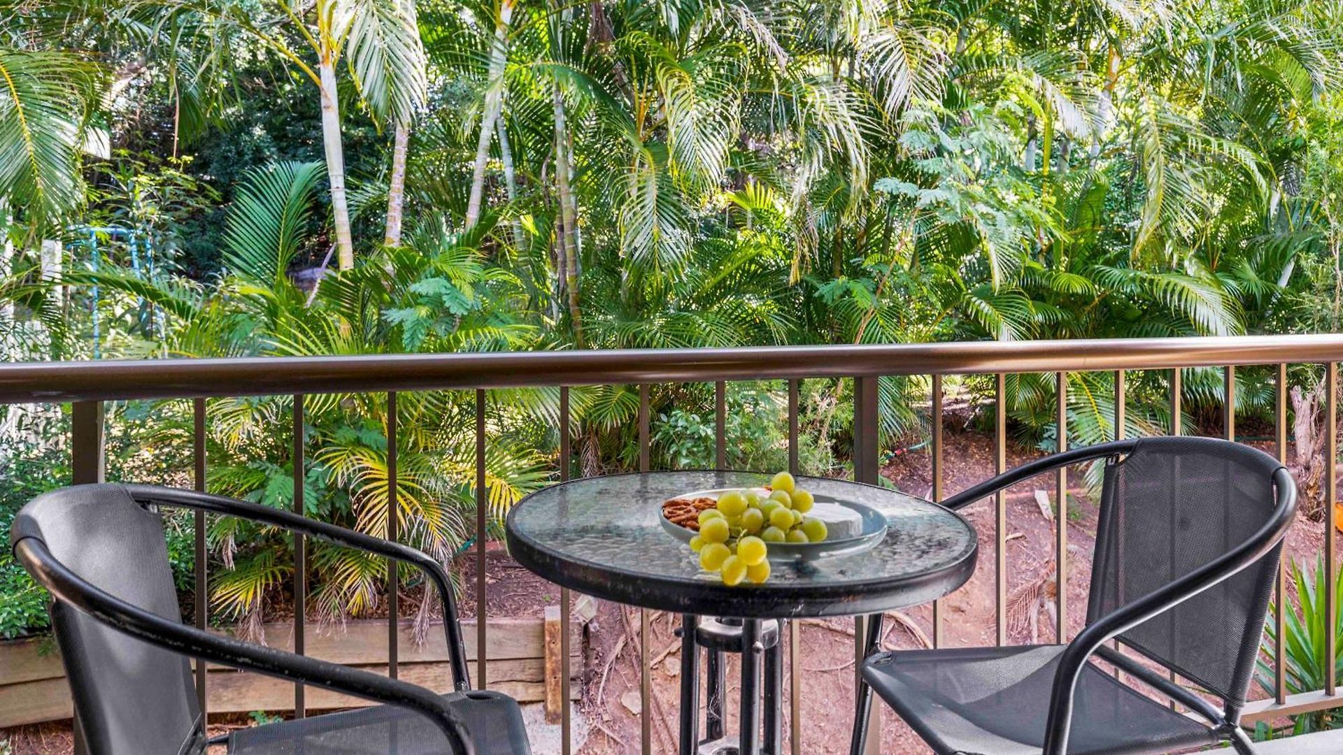 Hotel Leafy Retreat Near Shops Motorway Access By Custom Hosting