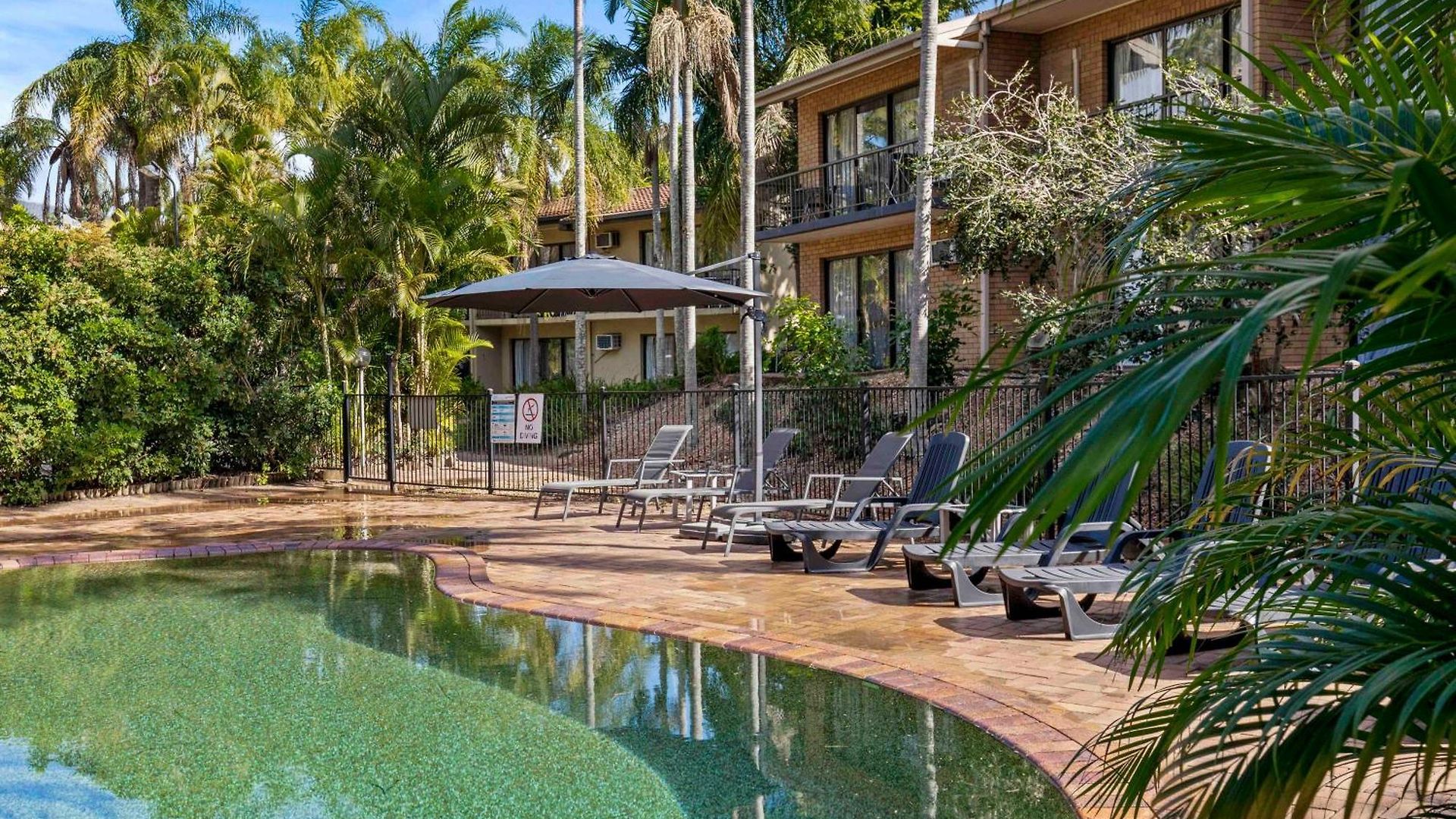Hotel Leafy Retreat Near Shops Motorway Access By Custom Hosting