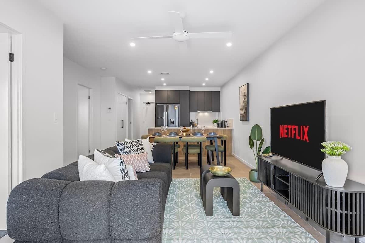 Family Retreat - Free Secure Car Park, Garden Westfield Shopping, Restaurants Apartment *