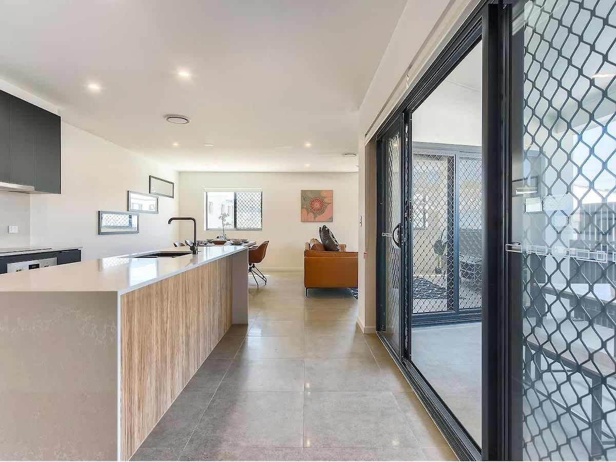 Apartment 3br Floor With Parking, Ev Friendly & Views South *