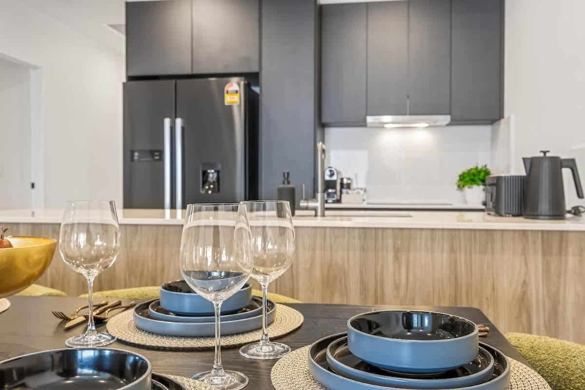 Apartment Family Retreat - Free Secure Car Park, Garden Westfield Shopping, Restaurants *