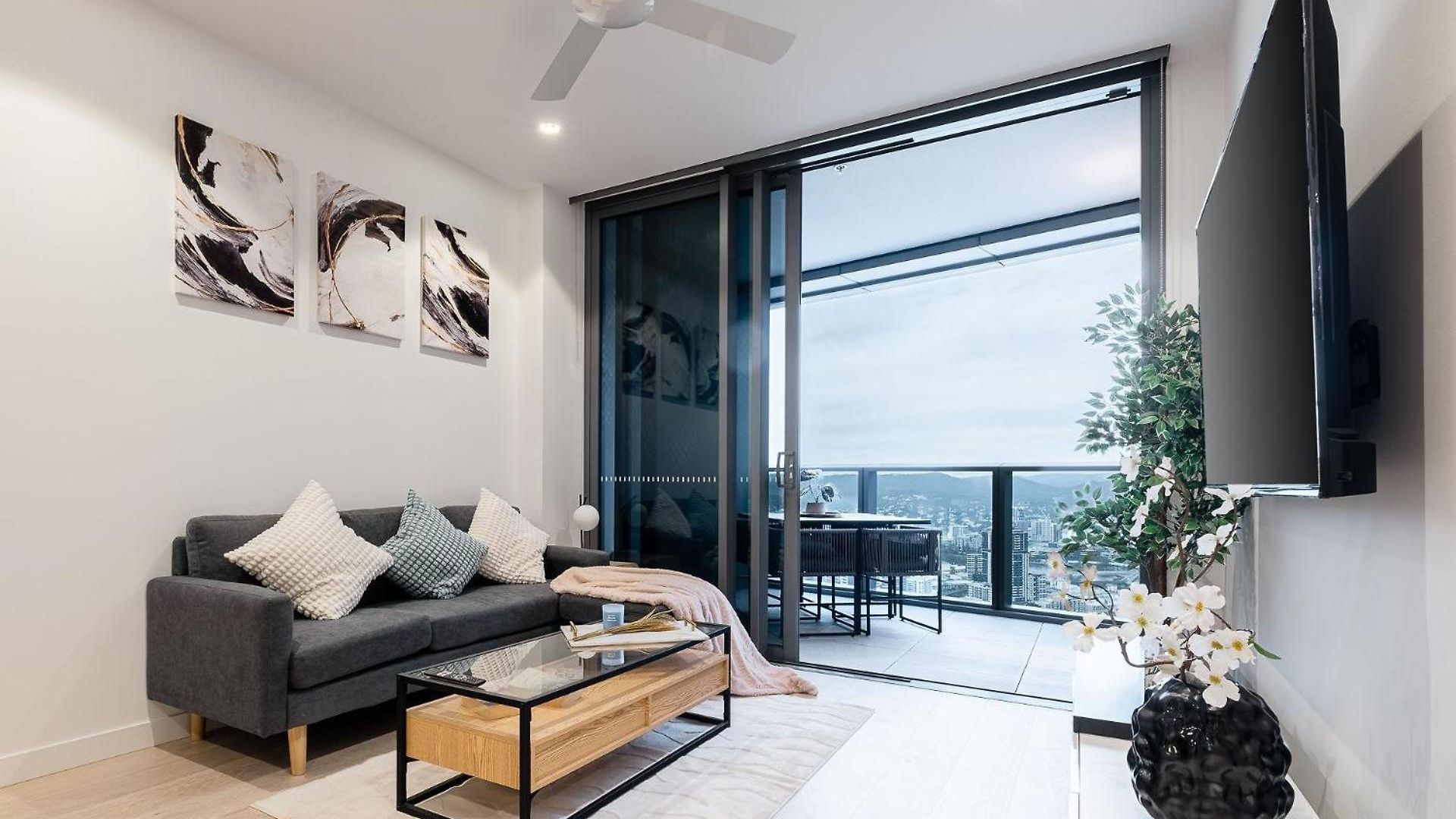 Stunning River View 2 br Casino Qw Apartment