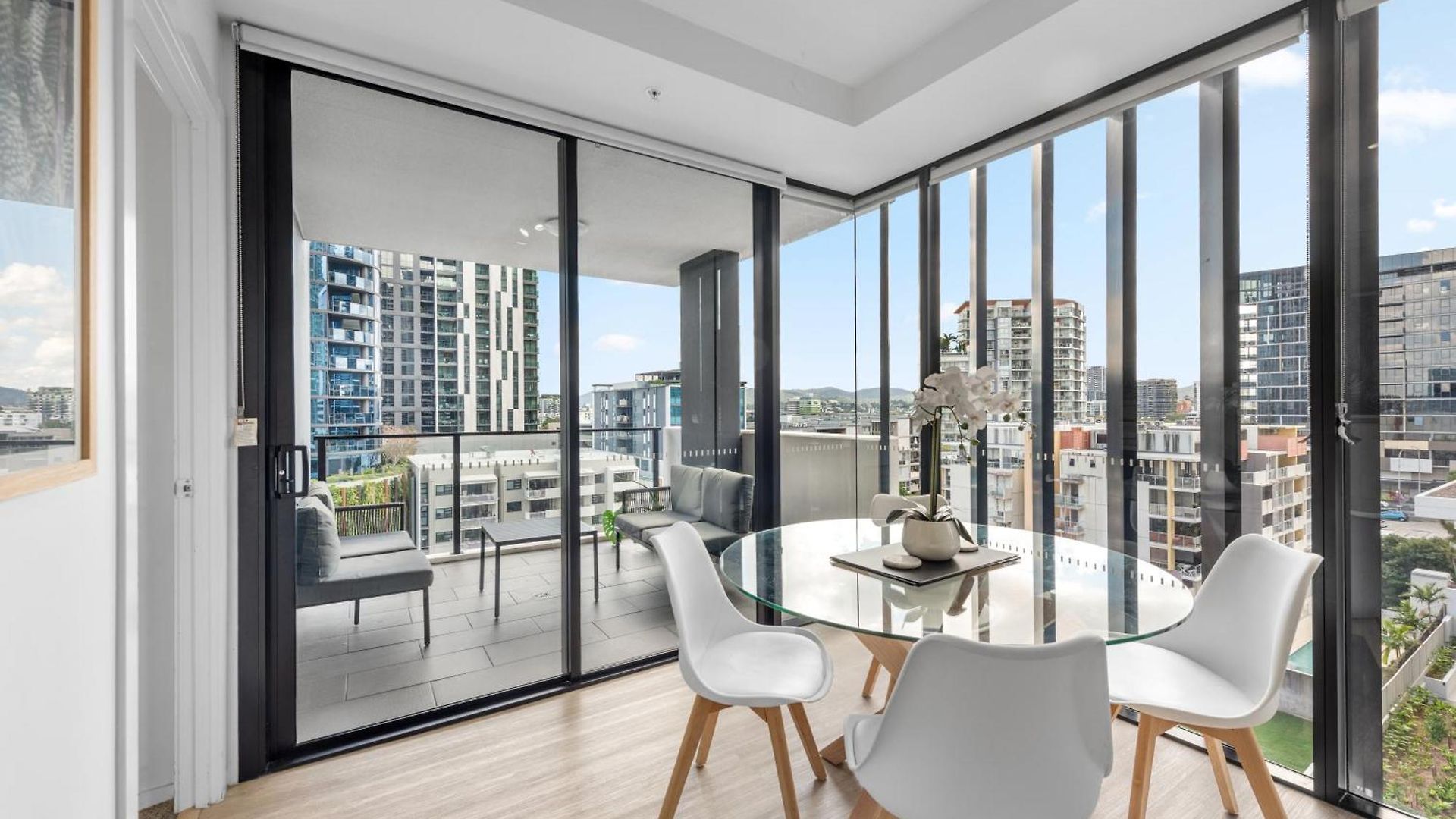 Apartment Spacious 2br On Fish Lane With Pool And Parking!