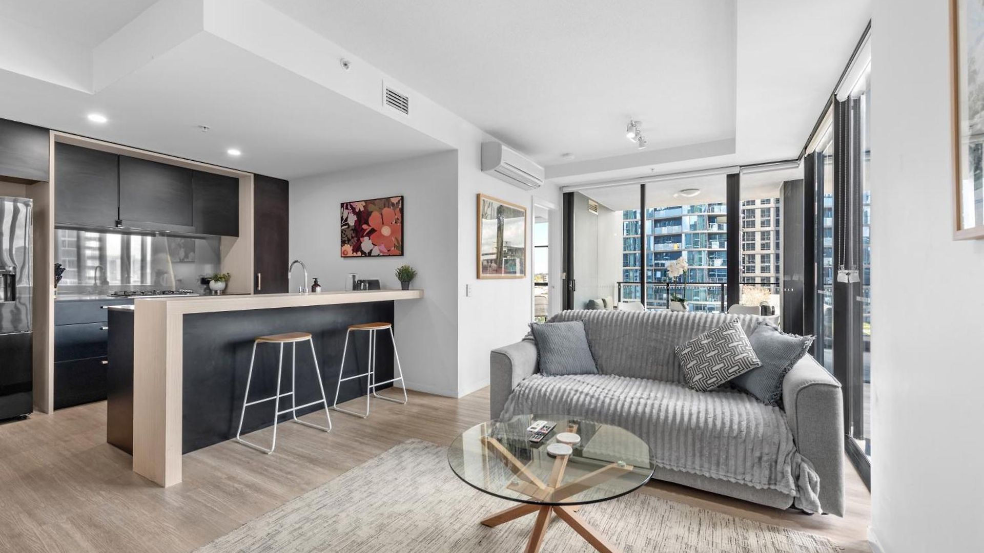Apartment Spacious 2br On Fish Lane With Pool And Parking!