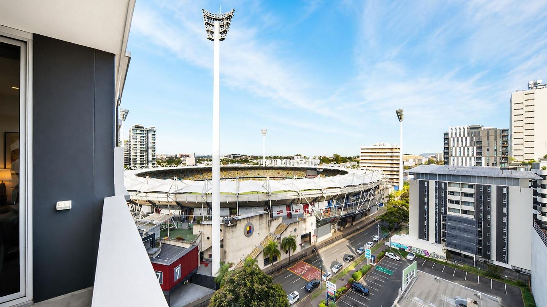 Boho Retreat - Walk To Gabba Stadium - Free Parking Apartment