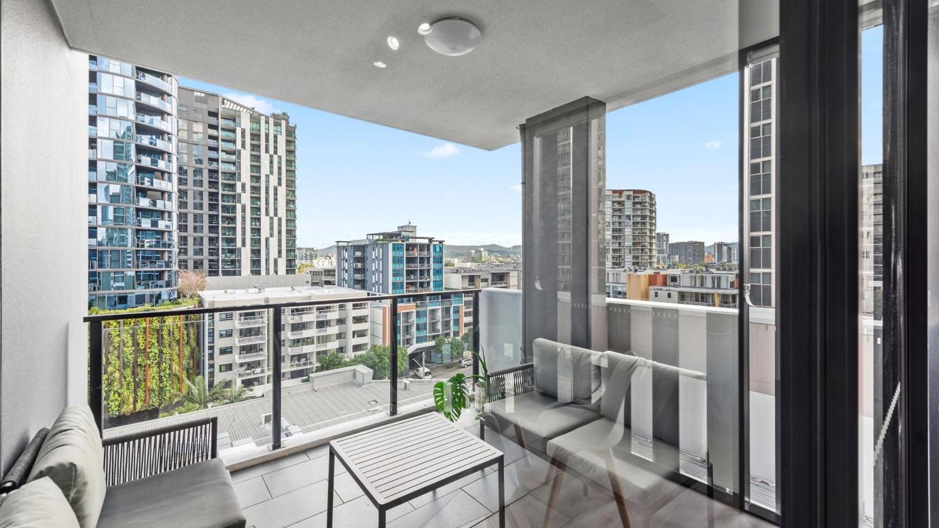 Apartment Spacious 2br On Fish Lane With Pool And Parking!