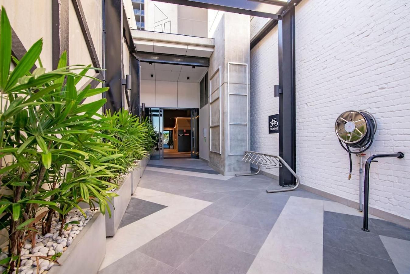 Comfy 1 Bedroom With Wifi And Parking