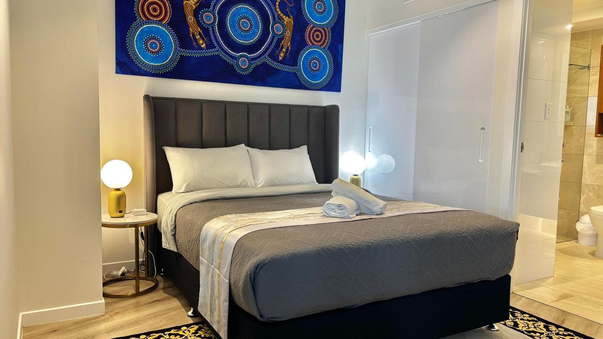 Apartment Brisbane's Highest Rated 3 Bedroom Luxury -above 60th Floor- Incredible Views In Skytower, Brisbane's Tallest Building -complimentary Wifi, Drinks, Snacks & Streaming Access Brisbane