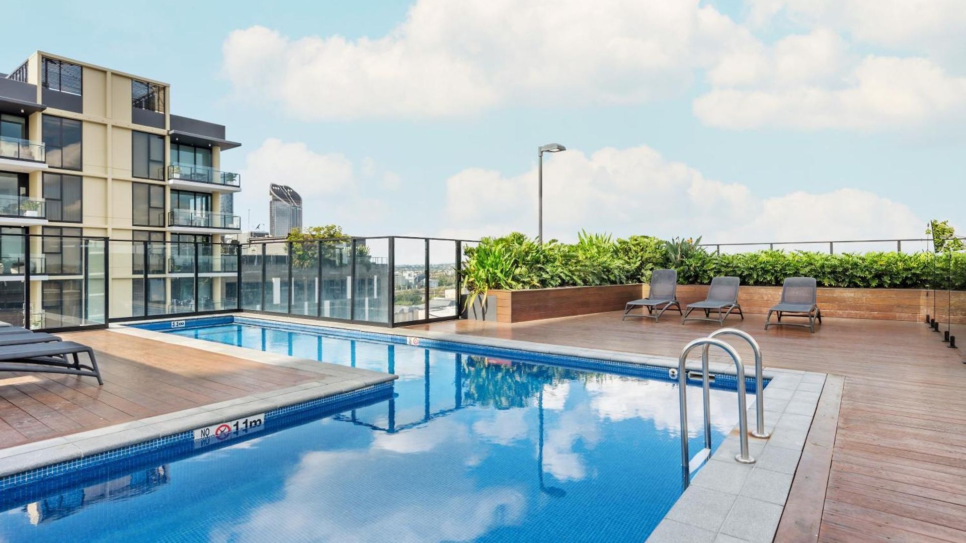 Spacious 2br On Fish Lane With Pool And Parking! * Brisbane