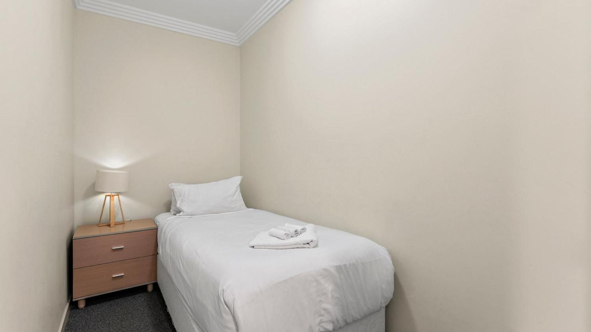With King Bed, Pool, Gym And Sauna Apartment *